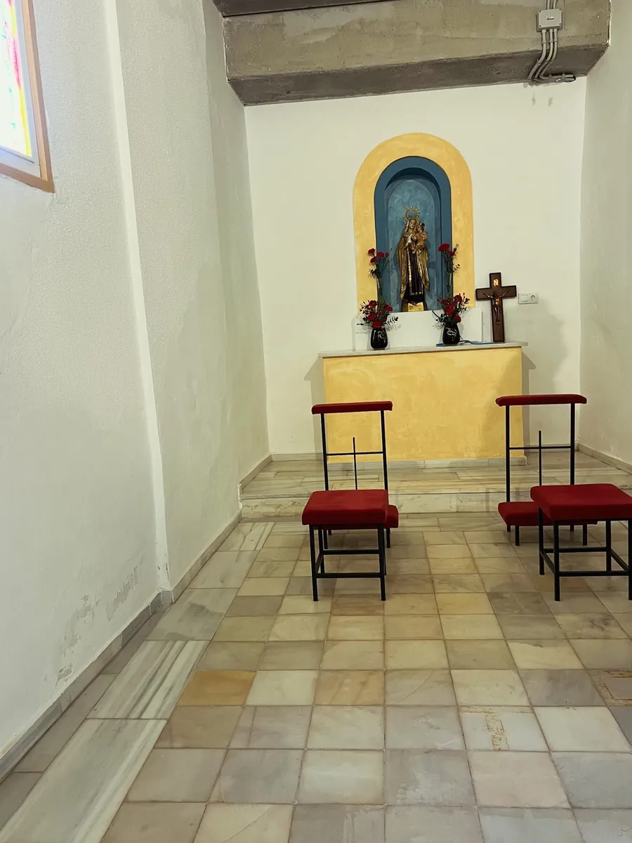 La capilla de la plaza de toros de Lorca, con los reclinatorios rojos y el suelo limpio